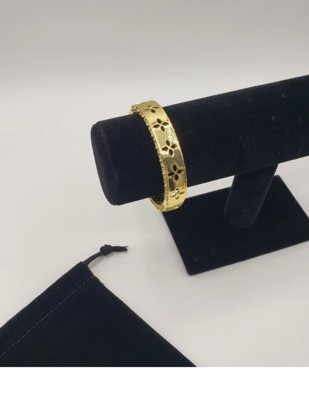 Eye Candy Los Angeles Gold Bangle Bracelet